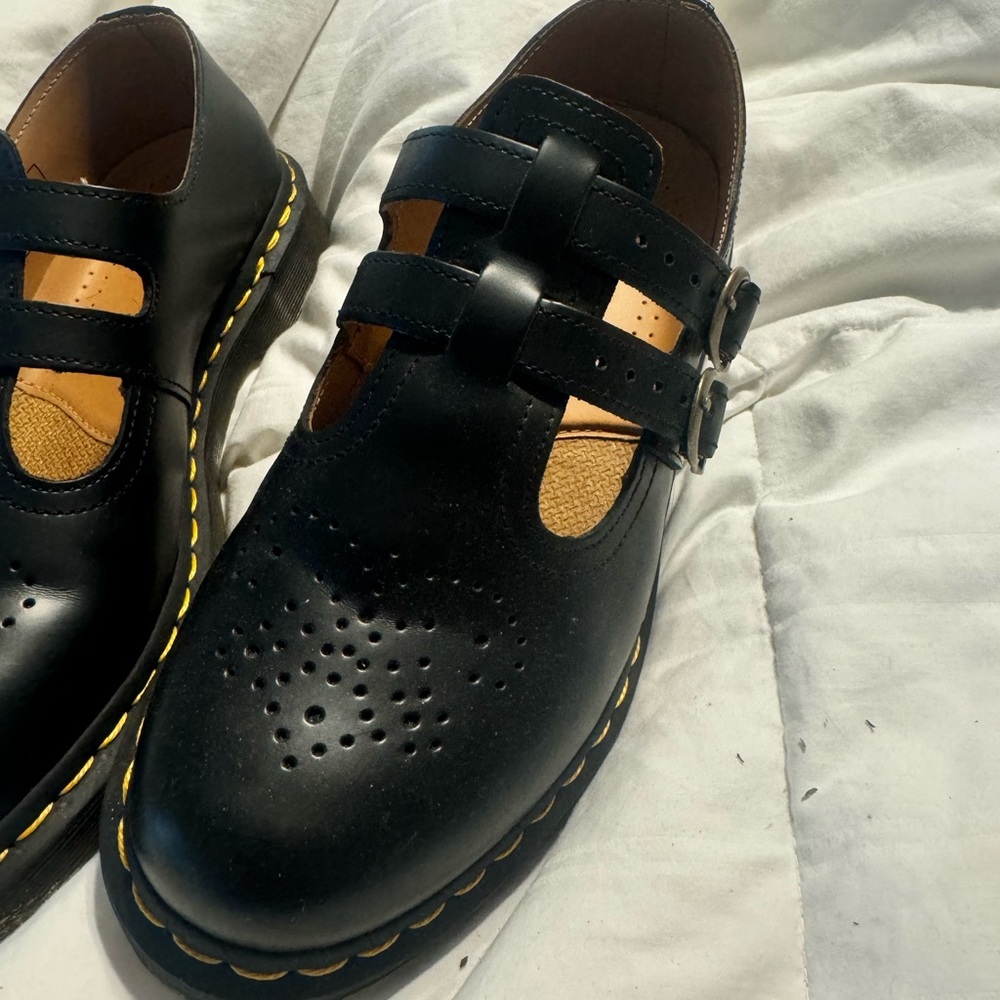 Dr. Martens Oxford style women’s shoes. Excellent condition!